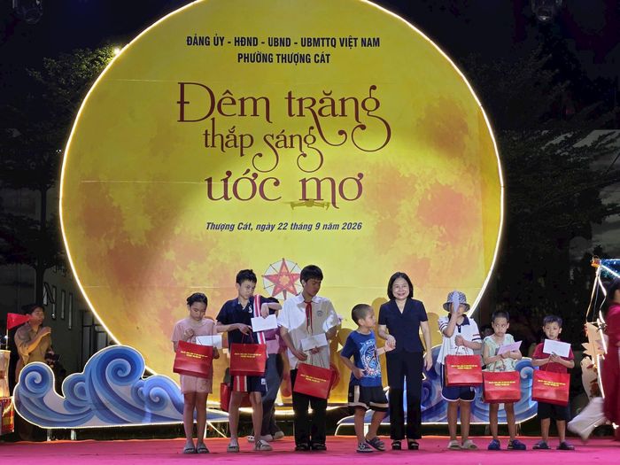Nhân dịp này, Đảng ủy - HĐND - UBND - Ủy ban MTTQ Việt Nam phường Thượng Cát đã trao những phần quà tới các em thiếu nhi có hoàn cảnh khó khăn, vươn lên trong học tập