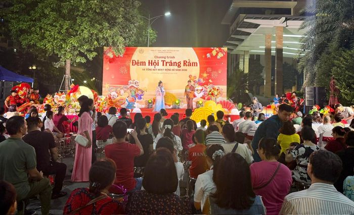 Đông đảo thiếu nhi và phụ huynh tham dự chương trình “Đêm hội trăng rằm”. Ảnh: H.Duy