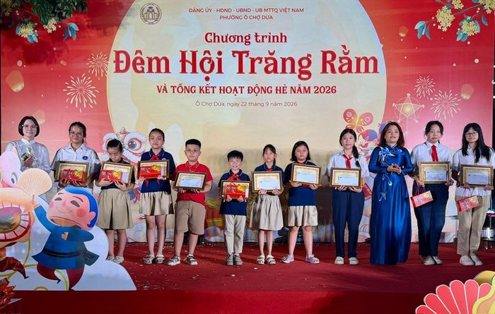 Khen thưởng các em học sinh đạt thành tích trong cuộc thi Đại sứ Văn hoá đọc. Ảnh: H.Duy