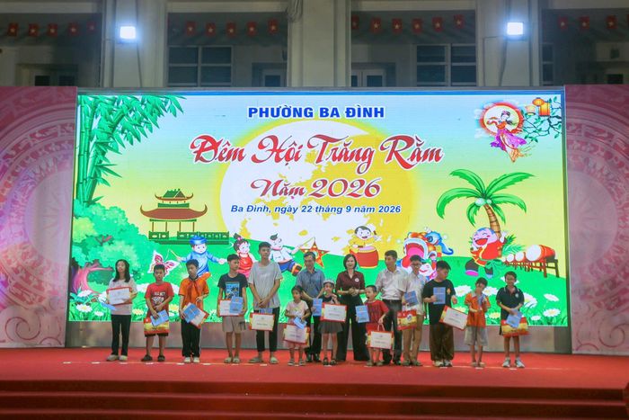 Lãnh đạo phường Ba Đình tặng quà cho các em thiếu nhi có hoàn cảnh khó khăn. Ảnh: Khánh Huy