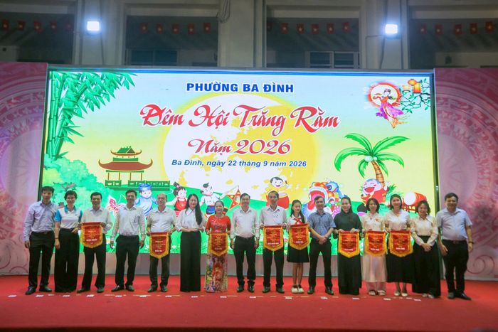 Lãnh đạo phường Ba Đình chụp ảnh cùng các đội đạt giải trong phần thi trang trí mâm cỗ Trung thu. Ảnh: Khánh Huy