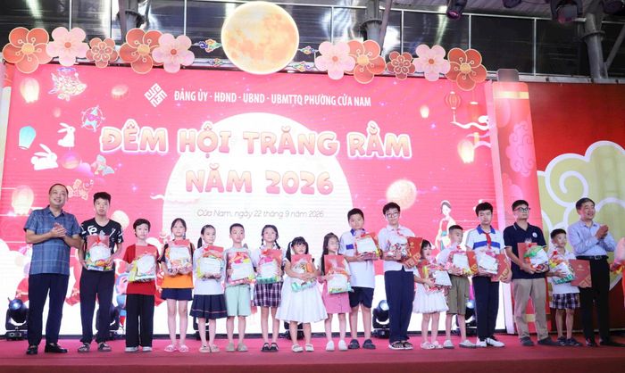 Chủ tịch UBND phường Nguyễn Quốc Hoàn và Chủ tịch Ủy ban MTTQ Việt Nam phường Nguyễn Văn Dũng trao tặng học bổng cho các em có hoàn cảnh khó khăn vươn lên trong học tập. Ảnh: PV