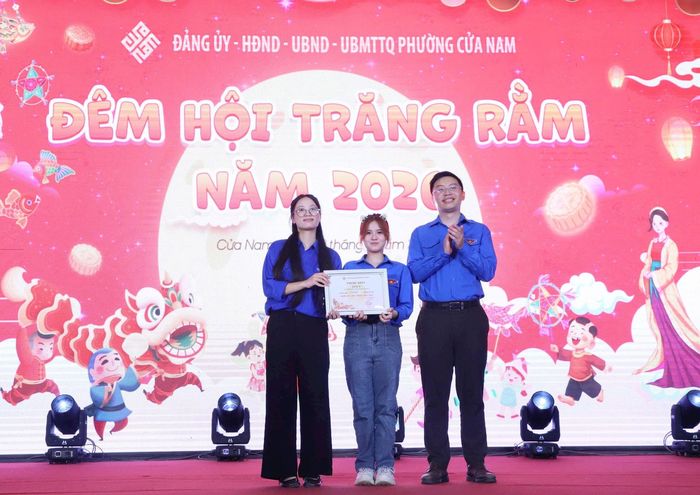 Phó Chủ tịch Hội Sinh viên Việt Nam thành phố Hà Nội Phạm Tấn Phát trao giải phần thi rước đèn. Ảnh: PV