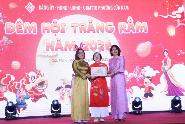 Phó Bí thư Thường trực Đảng ủy phường Phạm Thị Thu Thủy trao giải cuộc thi bày mâm cỗ Trung thu. Ảnh: PV