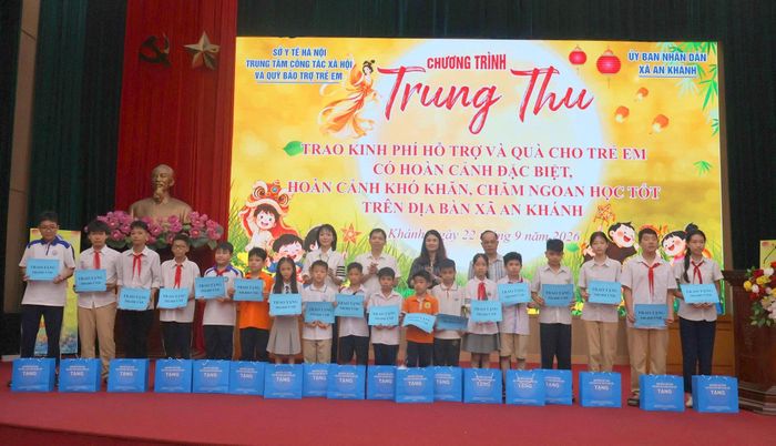 Những món quà ấm áp tình người được trao tận tay các em nhỏ. Ảnh: Phạm Ban
