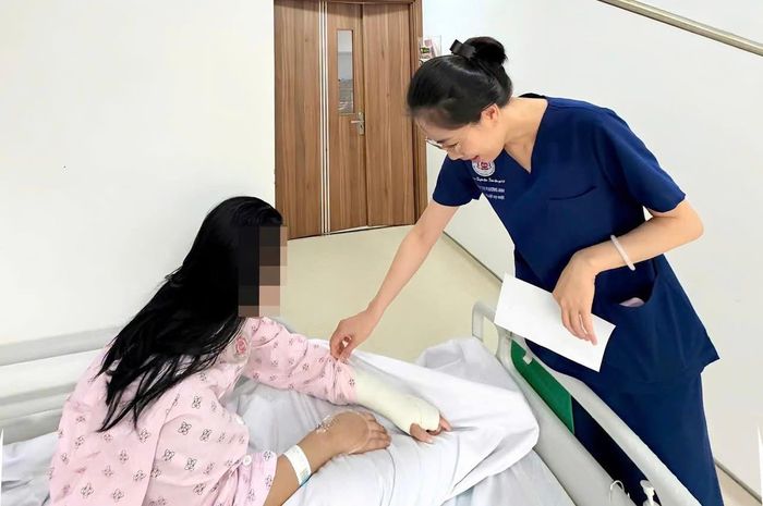 Bé gái được chăm sóc, điều trị tích cực tại Bệnh viện trung ương Quân đội 108. Ảnh: BVCC