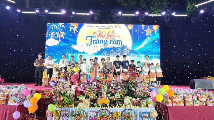 Tại đêm hội, 23 thiếu nhi có hoàn cảnh khó khăn đã được trao những phần quà ý nghĩa. Ảnh: Thùy Nam.