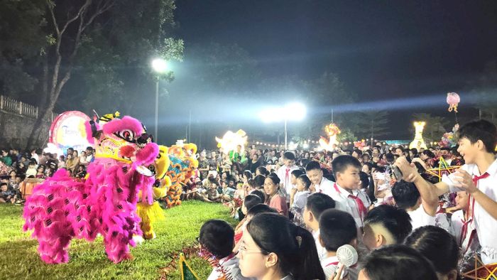 Các em nhỏ hào hứng tham gia chương trình. Ảnh: Thùy Nam