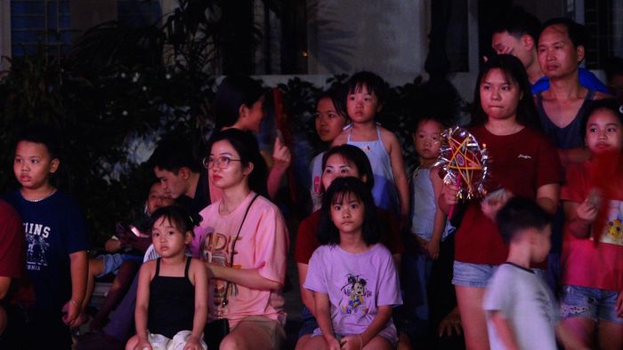 Không khí rộn ràng của Đêm hội Trăng Rằm, nơi những ánh mắt trẻ thơ cùng hướng về sân khấu. Ảnh: Đỗ Duẩn