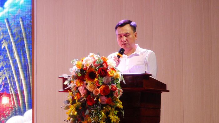 Ông Quản Xuân Phú, Phó Chủ tịch UBND phường Dương Nội phát biểu tại Đêm hội Trăng Rằm năm 2026. Ảnh: Đỗ Duẩn