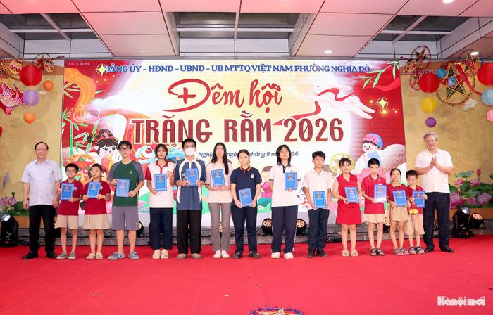 Chủ tịch UBND phường Nghĩa Đô Đỗ Việt Hưng cùng các nhà tài trợ tặng quà cho các cháu. Ảnh: MT