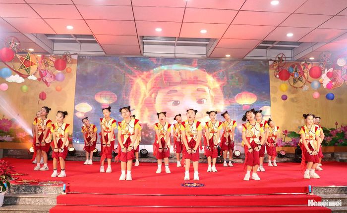Các tiết mục văn nghệ đặc sắc do các em thiếu nhi phường Nghĩa Đô biểu diễn. Ảnh: MT
