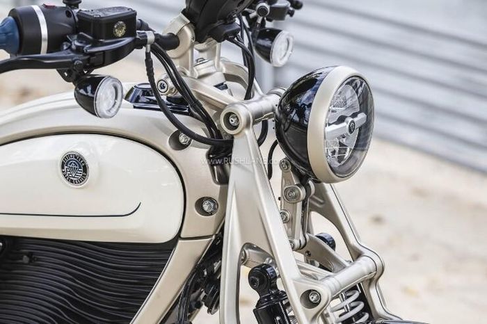 Royal Enfield Flying Flea C6 vừa được bổ sung thêm lựa chọn màu Parachute White