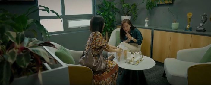 Ly động viên Phương cần mạnh mẽ và hàn gắn trở lại với mẹ. Ảnh VTV
