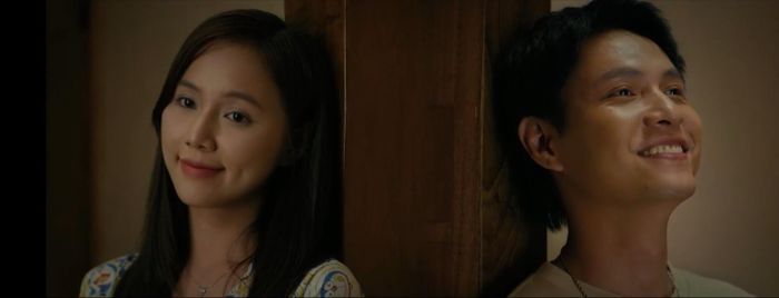 Cả hai nhắn tin cho nhau, trong lòng đầy vui mừng. Ảnh VTV