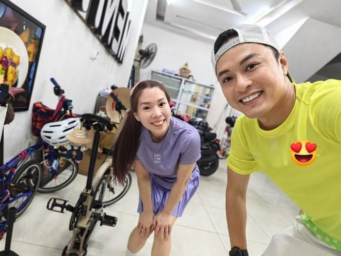 Cách đây 5 năm, trong dịp kỷ niệm 20 năm, Hồng Đăng từng chia sẻ rằng vợ chồng anh ít khi xảy ra mâu thuẫn gay gắt và nếu có bất đồng cũng không để kéo dài. Sau nhiều năm chung sống, cả hai hiểu khá rõ tính cách của nhau nhưng không vì thế mà cảm thấy nhàm chán.