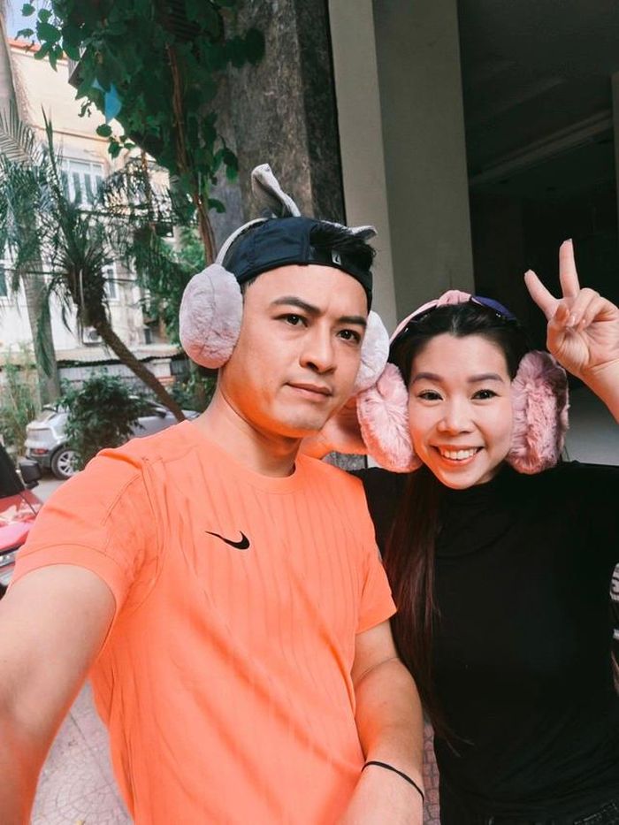 Nếu Hồng Đăng thường xuyên xuất hiện trên màn ảnh với những vai diễn được chú ý, Anh Đào lại chọn cuộc sống khá kín tiếng. Bà xã nam diễn viên không hoạt động trong showbiz mà kinh doanh riêng.
