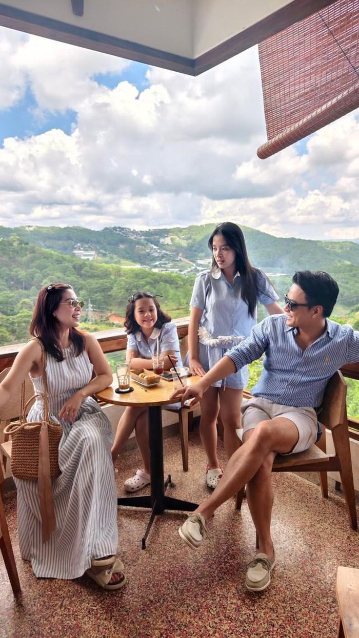 Sau 25 năm, cuộc sống của Hồng Đăng và Anh Đào không còn là câu chuyện của hai người trẻ bắt đầu tình yêu. Hai cô con gái đã lớn, còn vợ chồng nam diễn viên cũng bước sang một giai đoạn khác của cuộc sống.