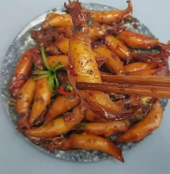 Mực tươi rim gừng tỏi nước tương khi mở vung nồi là dậy mùi gừng tỏi thơm nước trước tiên. Ảnh internet