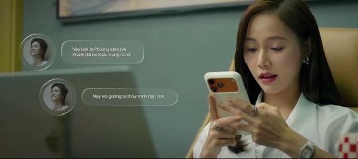 Phương rất vui khi đọc tin nhắn của Khánh. Ảnh VTV