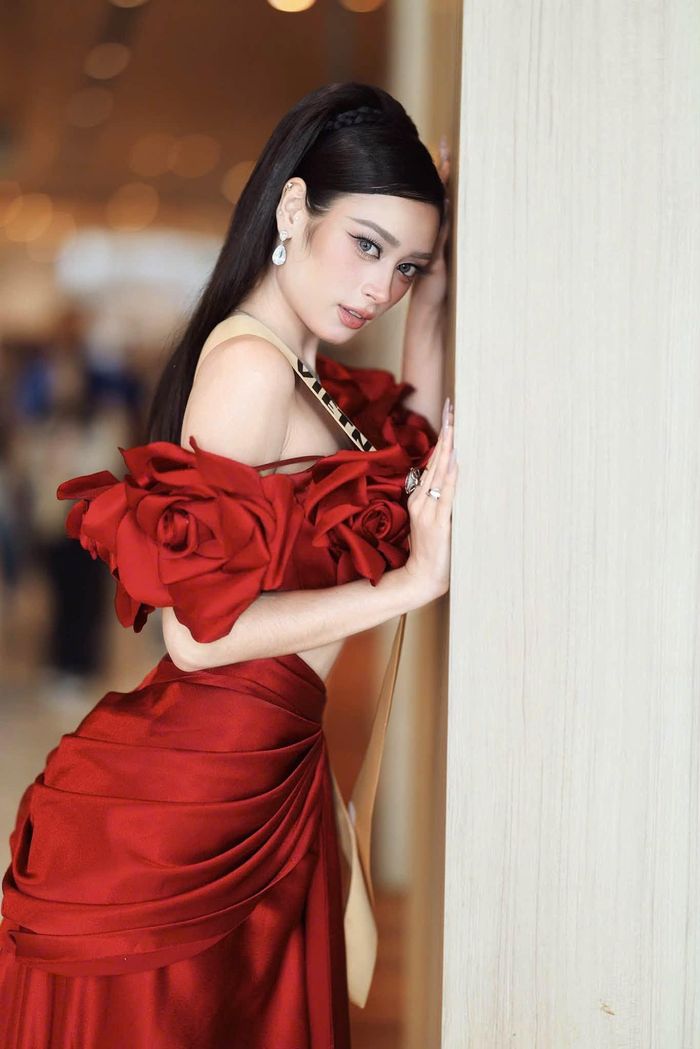 Hình ảnh của Emoura Phạm nhanh chóng xuất hiện trên nhiều diễn đàn sắc đẹp với những bộ trang phục cực kỳ ấn tượng trong từng ngày xuất hiện. Bên cạnh lời khen dành cho thiết kế, khán giả cũng chú ý đến thần thái và phong cách của người đẹp trong những ngày đầu tham gia cuộc thi.