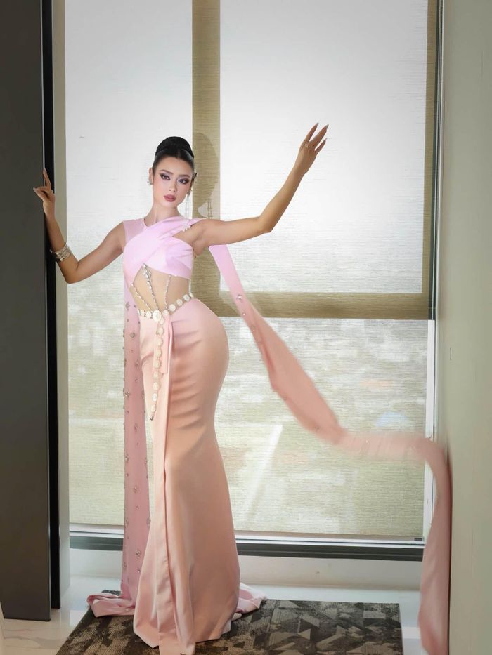 Theo lịch trình, Miss Grand International 2026 được tổ chức tại Thái Lan từ ngày 18/9 và dự kiến khép lại bằng đêm chung kết vào 10/10. Trong khoảng thời gian gần một tháng, các thí sinh sẽ trải qua nhiều hoạt động giao lưu, quảng bá, phần thi và chương trình bên lề trước khi bước vào những chặng quan trọng của cuộc thi.