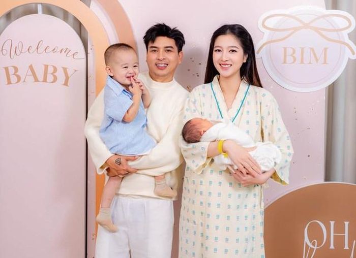 Bà xã kém 17 tuổi của nam ca sĩ được khen rạng rỡ sau 2 lần sinh đẻ.