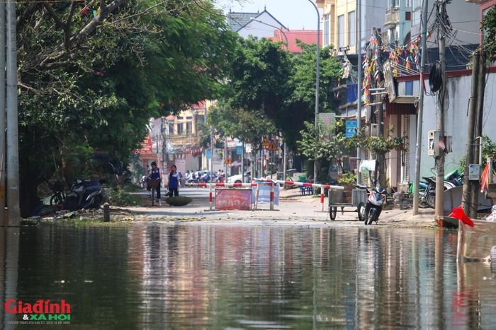 Giao thông qua khu vực hoàn toàn tê liệt, các phương tiện khi di chuyển đến điểm ngập đều phải quay đầu tìm đường khác.