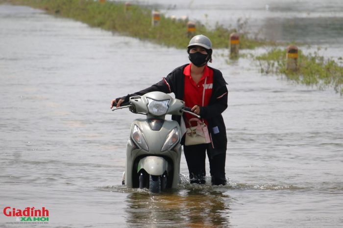 Nước ngập kéo dài khiến việc đi lại, sinh hoạt của người dân gặp nhiều khó khăn. Một số tuyến đường nước đã rút bớt, phương tiện có thể lưu thông trở lại, song nhiều khu vực thấp trũng vẫn còn ngập sâu.