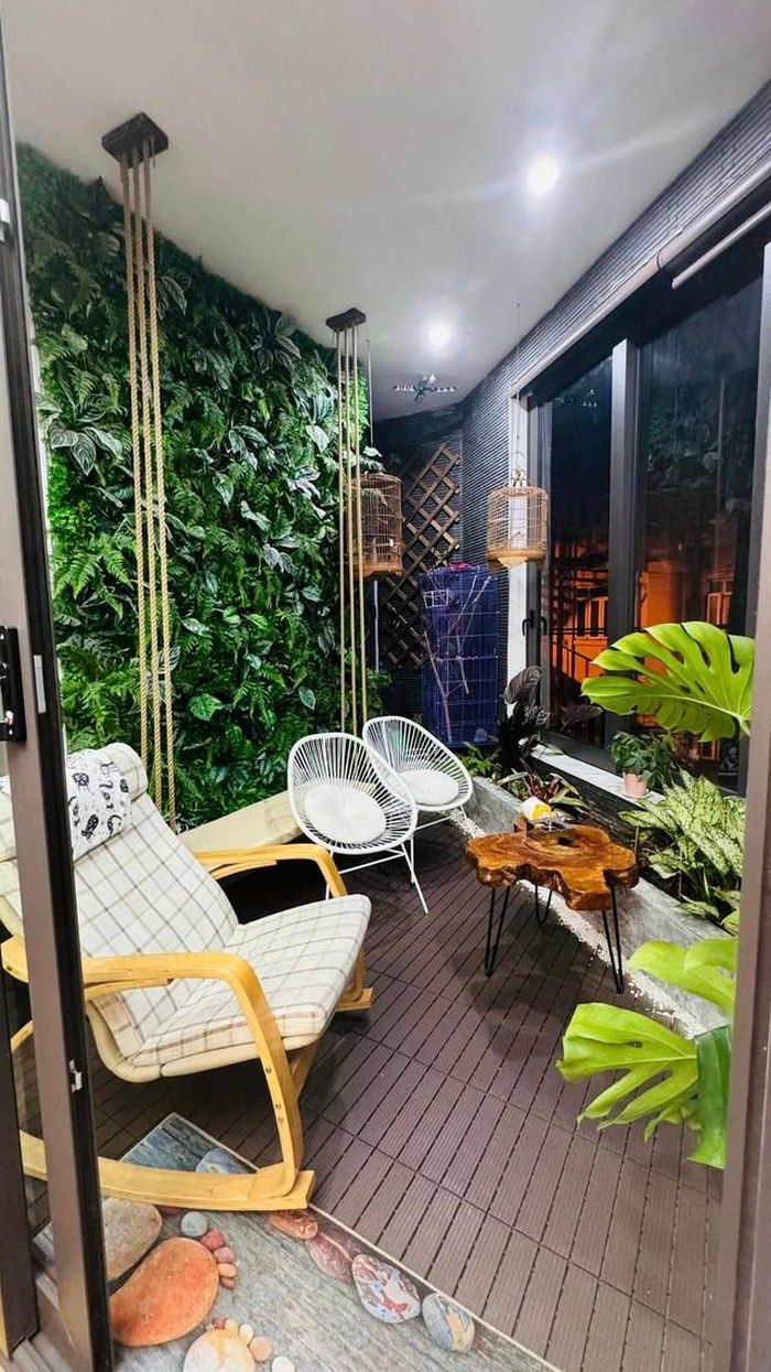 Có thể nói, tông nâu chủ đạo của ngôi nhà kết hợp với màu xanh của cây cảnh giúp không gian sống của gia đình càng thêm sinh động và thân thiện hơn.