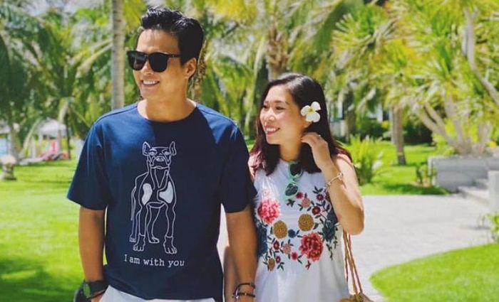 Hồng Đăng lấy vợ khi tuổi đời còn trẻ, anh và vợ quen nhau từ khi còn học cấp 3. Có lẽ “lửa gần rơm lâu ngày cũng bén” nên Hồng Đăng và bà xã đã trải qua quãng thời gian 8-9 năm yêu nhau với biết bao niềm vui, nỗi buồn cùng thử thách trước khi chính thức kết hôn. 24 tuổi, Hồng Đăng quyết định lập gia đình. Cặp đôi hiện có hai con xinh xắn, đồng thời sở hữu một biệt thự 5 tầng 3 mặt tiền đắt đỏ nằm ở trung tâm Hà Nội. Cả gia đình cũng đã gắn bó với căn nhà này hơn 10 năm.
