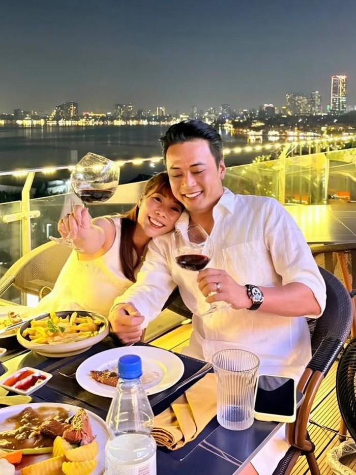 Mới đây, thông tin trên Ngôi sao cho biết: Hồng Đăng mừng 25 năm gắn bó bên bà xã Anh Đào, từ khi làm bạn đến kết hôn. 'Dù còn nhiều chông gai, chúng ta vẫn là mảnh ghép của nhau. Cảm ơn em đã luôn bên anh', nam diễn viên tâm sự.