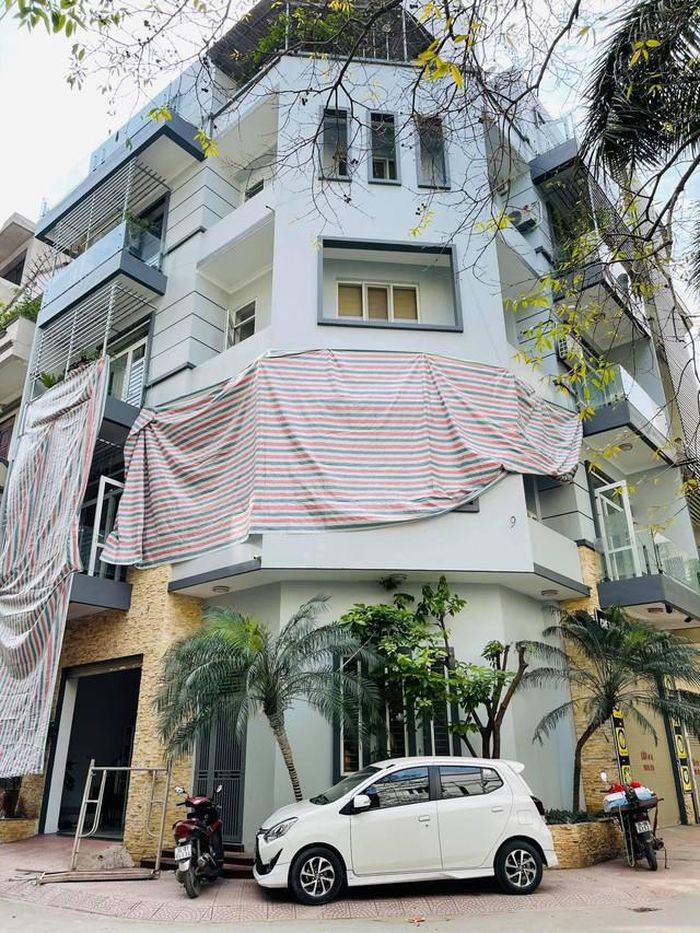 Hơn 10 năm nay, Hồng Đăng cùng vợ con chủ yếu sống ở biệt thự 3 mặt tiền, 5 tầng này.