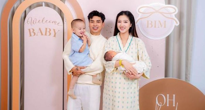 Nam ca sĩ đăng ảnh tổ ấm 4 người và chia sẻ niềm hạnh phúc: "Thêm một thành viên, thêm thật nhiều hạnh phúc và chắc chắn ba mẹ sẽ có những khoảnh khắc đáng nhớ cùng hai anh em".