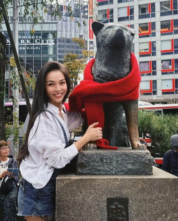 Ca sĩ Hiền Thục thu hút sự chú ý khi chia sẻ hình ảnh chụp tại Nhật Bản. Giọng ca "Nhật ký của mẹ" nhận được những lời khen từ khán giả bởi nhan sắc trẻ trung, tràn đầy năng lượng.