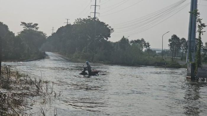 Xe máy đi qua đến đoạn ngập sâu bị chết máy.