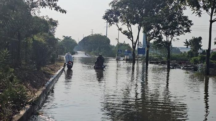 Một đoạn đường gom Đại lộ Thăng Long bị ngập.