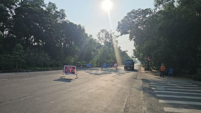 Tại trục đường gom, lực lượng làm nhiệm vụ đứng hướng dẫn, yêu cầu các phương tiện không đi vào khu vực phía trước do đang ngập sâu. Các phương tiện được hướng dẫn quay đầu để sang đường gom trái hoặc rẽ phải vào đường liên xã Hạ Bằng.
