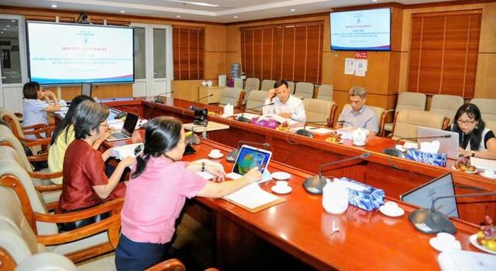 Ban Giám khảo tại buổi họp sáng ngày 22/9. Ảnh: Thư Trịnh