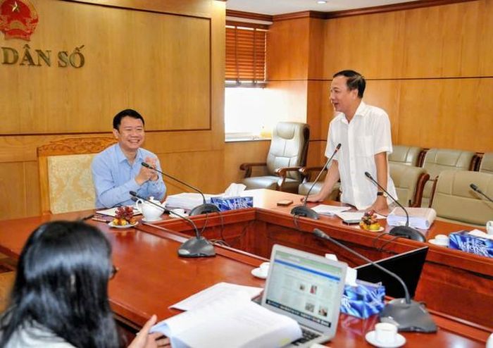 Ông Mai Trung Sơn, Phó Trưởng Phòng Pháp chế và Truyền thông dân số trình bày báo cáo tóm tắt kết quả tổ chức cuộc thi với ông Lê Thanh Dũng, Cục trưởng Cục Dân số, Trưởng ban Giám khảo cùng các thành viên Ban Giám khảo trong buổi sáng 22/9. Ảnh: Thư Trịnh