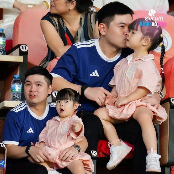 Mới đây, bé Titi - con gái hoa hậu Đỗ Mỹ Linh và doanh nhân Đỗ Vinh Quang được khen ngộ nghĩnh đáng yêu khi diện chiếc đầm hàng hiệu xa xỉ cùng bố mẹ xem bóng đá trên sân Hàng Đẫy.