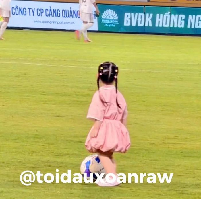 Trong những video ghi trên sân, con gái Đỗ Mỹ Linh liên tục gây chú ý bởi những biểu cảm ngộ nghĩnh. Nhiều khán giả nhận xét Titi càng lớn càng xinh xắn, có vẻ ngoài lém lỉnh, đáng yêu.