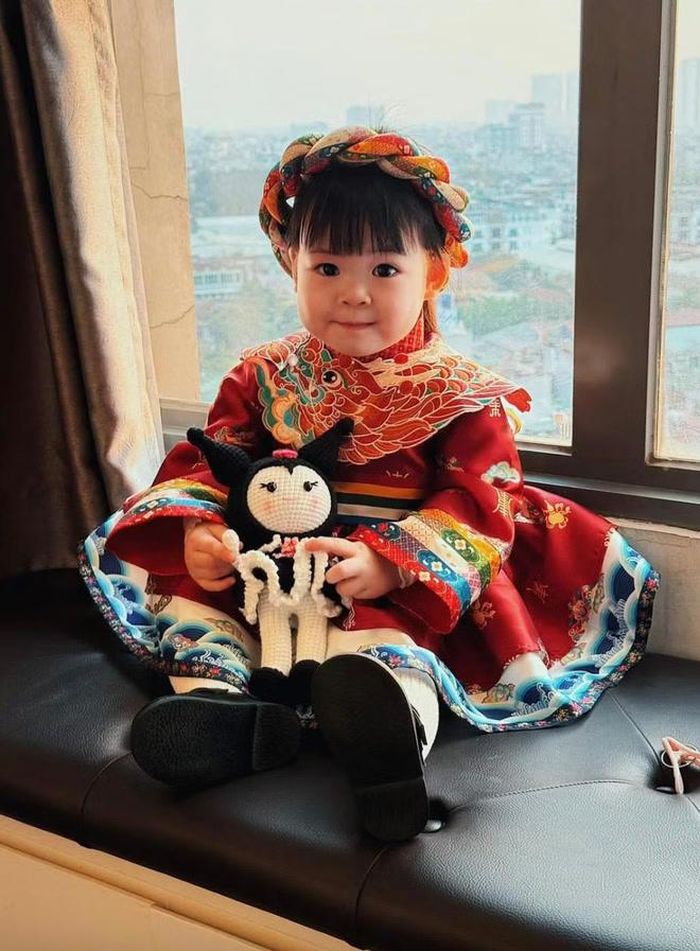 Đây là một trong những lần hiếm hoi Titi diện trang phục hàng hiệu xa xỉ. Trước đó, Đỗ Mỹ Linh thường lựa chọn những bộ quần áo có kiểu dáng đơn giản, giá bình dân cho con gái. Tủ đồ của nhóc tì chủ yếu là những thiết kế trẻ trung, dễ mặc, phù hợp với các hoạt động thường ngày.