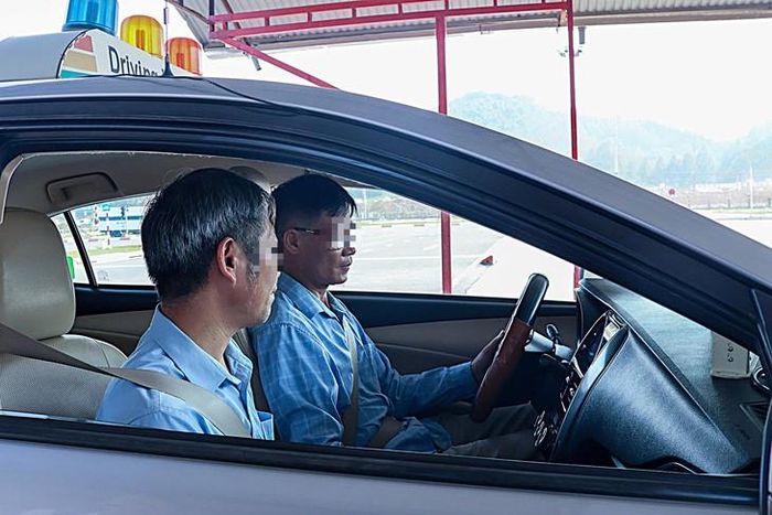 Giáo viên dạy thực hành và học viên cần chấp hành nghiêm các quy định về trật tự, an toàn giao thông trong quá trình điều khiển xe tập lái trên đường. (Ảnh Thành Long)