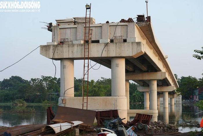 Ghi nhận chiều 20/9, đến nay các trụ cầu giữa lòng sông Đáy đã hoàn thành. Tuy nhiên, nhiều hạng mục quan trọng khác vẫn dang dở.