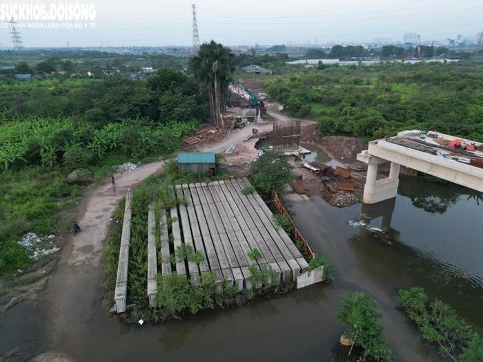 Theo người dân sinh sống khu vực này, cầu mới Tân Phú được nhiều người mong mỏi sớm hoàn thành, đưa vào sử dụng thay thế cầu tạm hiện hữu.