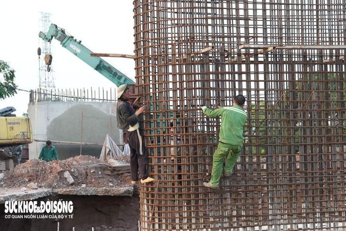Trên công trường, ghi nhận số ít công nhân đang triển khai một số hạng mục của dự án.