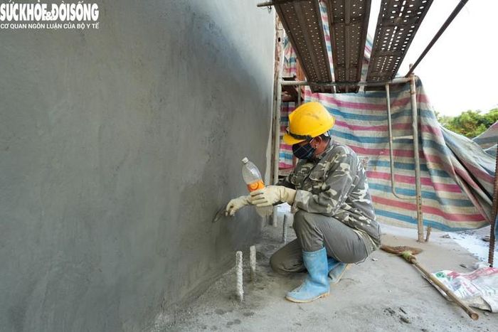 Các công nhân tại đây cho biết, công việc trên công trường khá ít. Với tiến độ như hiện tại, dự án khó có thể hoàn thành trong năm nay.