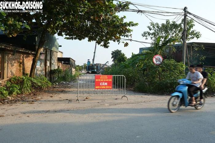 Biển cảnh báo khu vực ngập sâu nguy hiểm, cấm người và phương tiện đi lại được đặt ở đầu đường vào cầu phía xã An Khánh.
