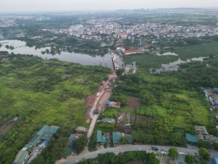 Ông Dương Văn Phượng - Chủ tịch UBND xã cho biết, chính quyền đã bàn giao toàn bộ mặt bằng cho chủ đầu tư là Ban Quản lý dự án đầu tư xây dựng công trình giao thông Hà Nội để triển khai thi công dự án. Chính quyền địa phương đã kiến nghị chủ đầu tư đẩy nhanh tiến độ dự án cầu Tân Phú, sớm hoàn thành để phục vụ nhu cầu đi lại của người dân.